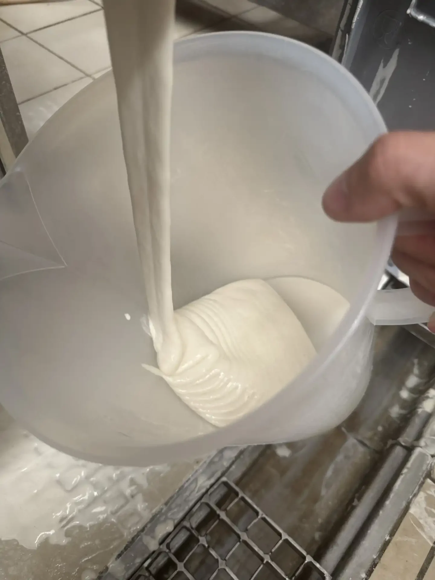 Lievito madre liquido rinfrescato nello stabilimento di Forlì del Gruppo AFR. Pronto per essere utilizzato per qualche preparazione.