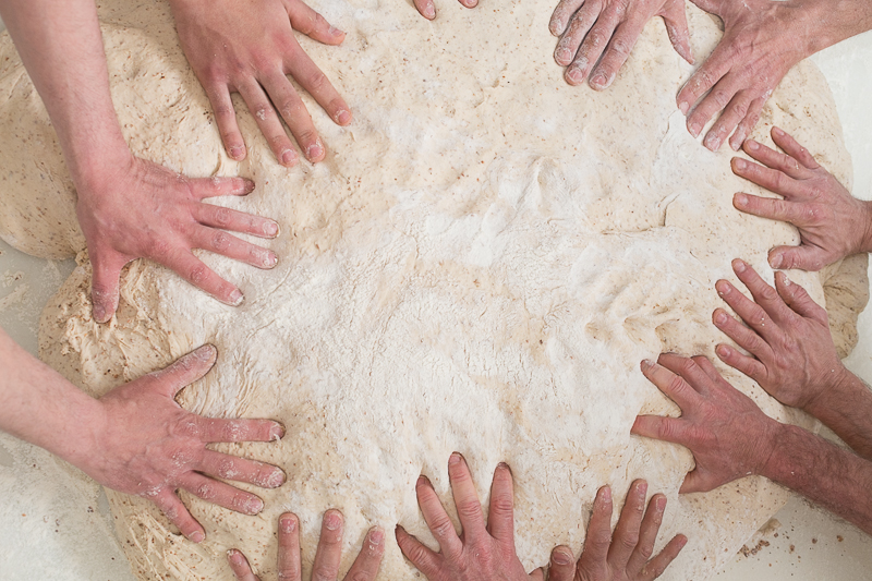 mani che impastano
