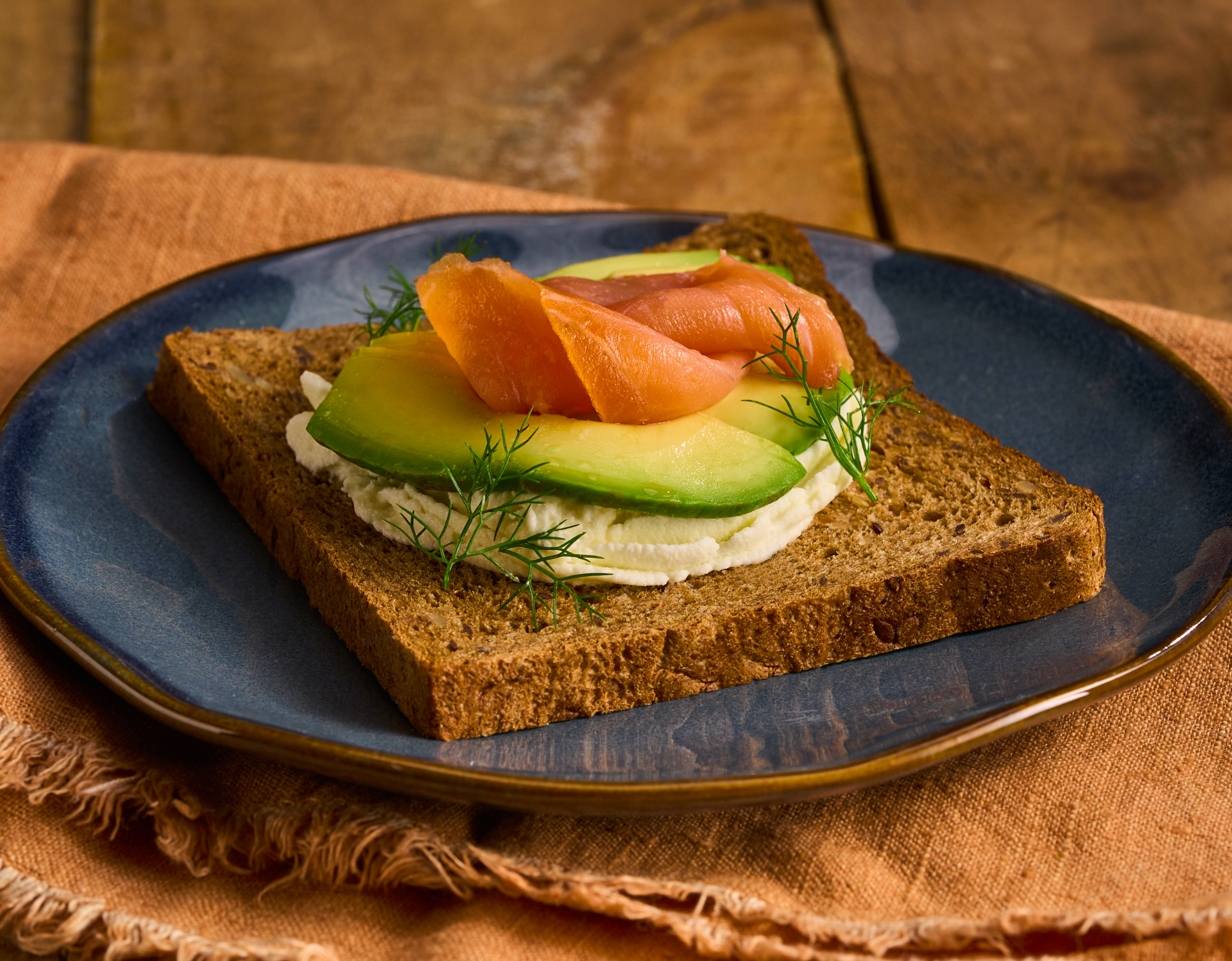 Sandwich Proteico farcito con avocado, salmone e formaggio spalmabile aromatizzato alle erbe